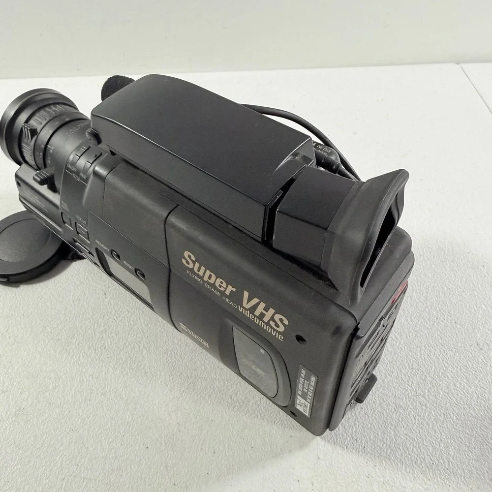 JVC GR-S70U Super VHS-C Video Movie Camcorder Vintage POWERS ON AS IS READ‎